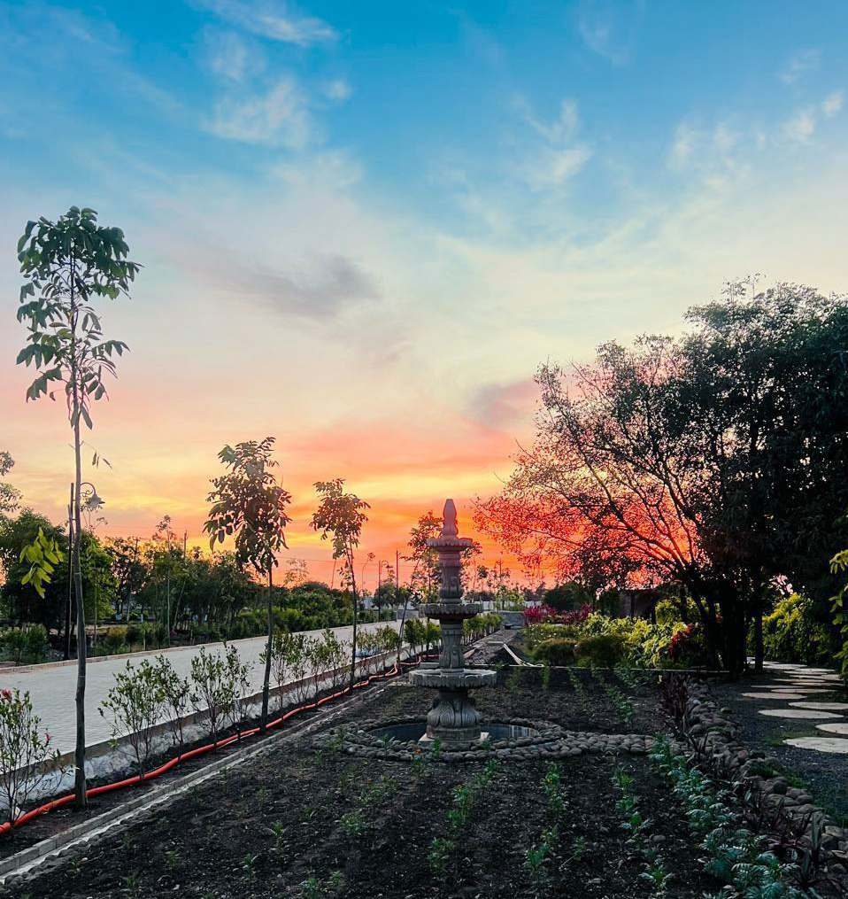 Ornamental fountain and sunset gardens at Villaggio